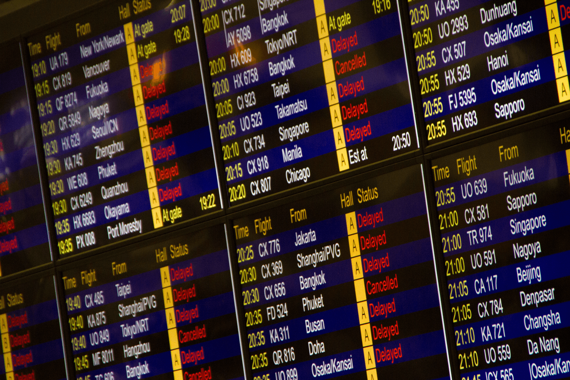 Tableau des départs dans un aéroport international