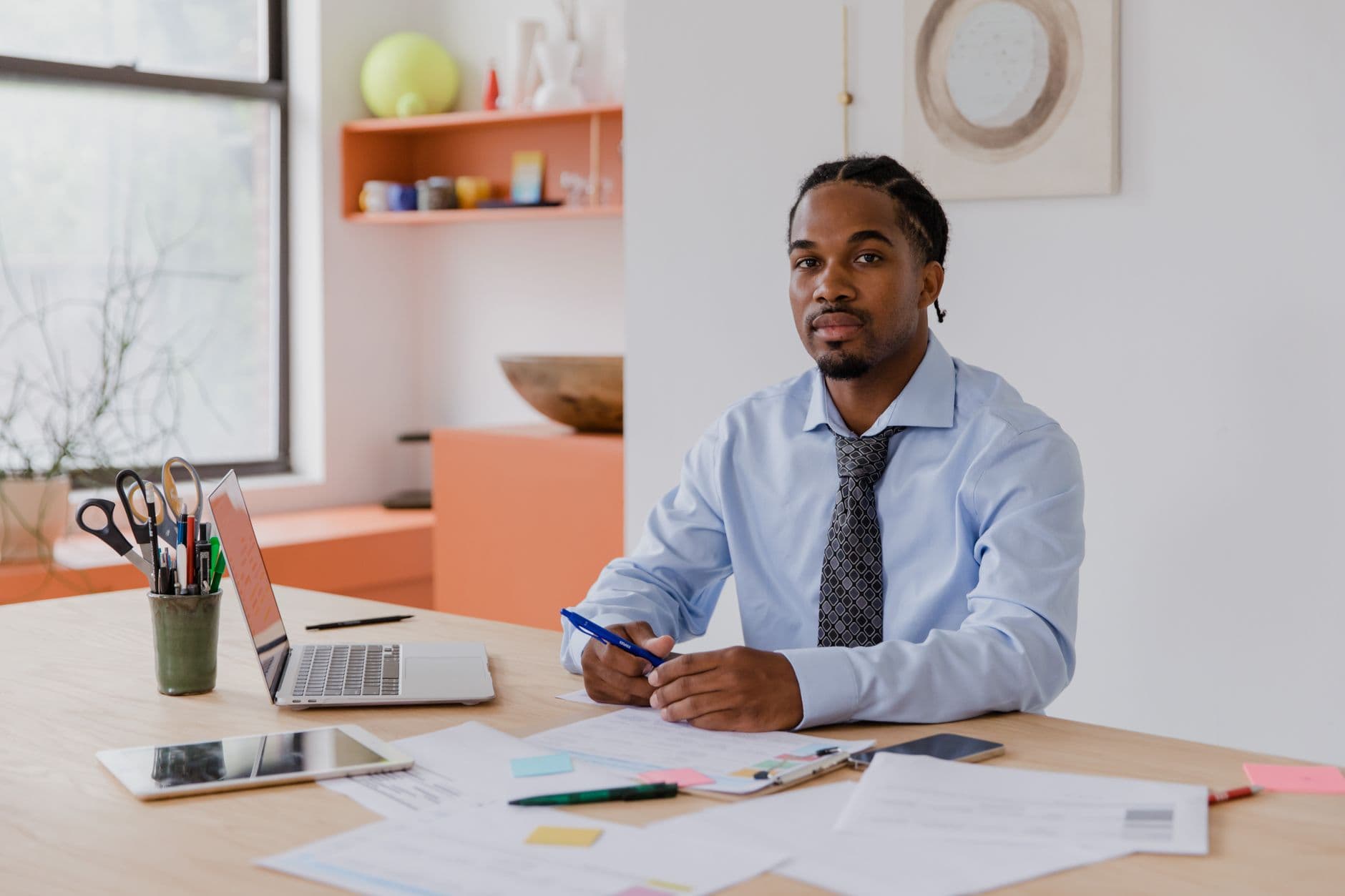 Chef d'entreprise au bureau, confiant