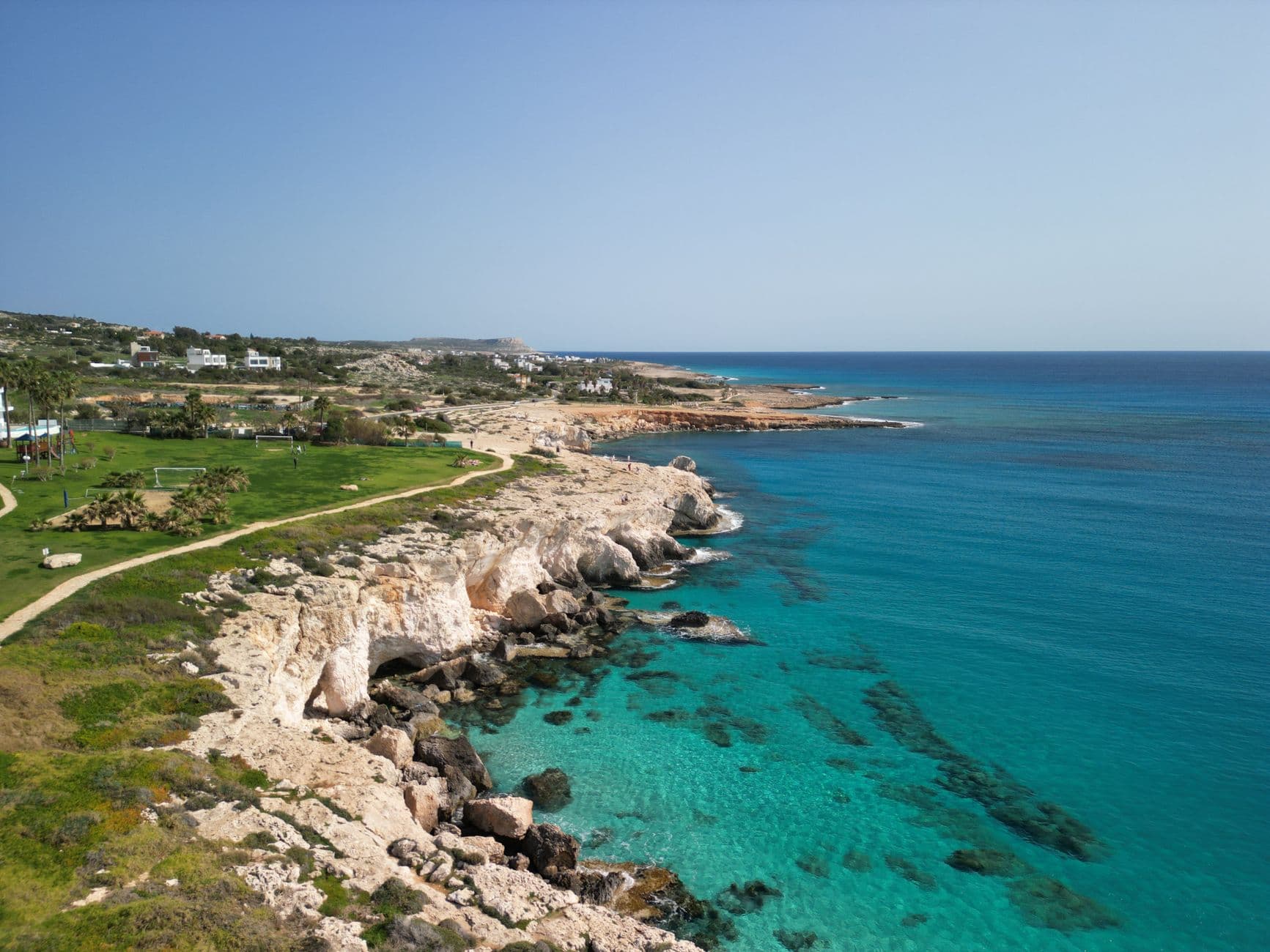 De kust van Cyprus aan de Middellandse Zee