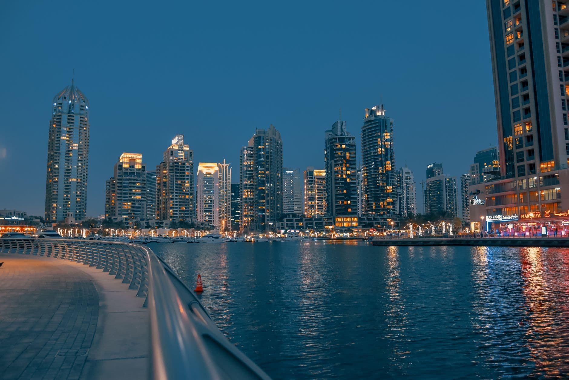 De skyline van Dubai Marina in de avond