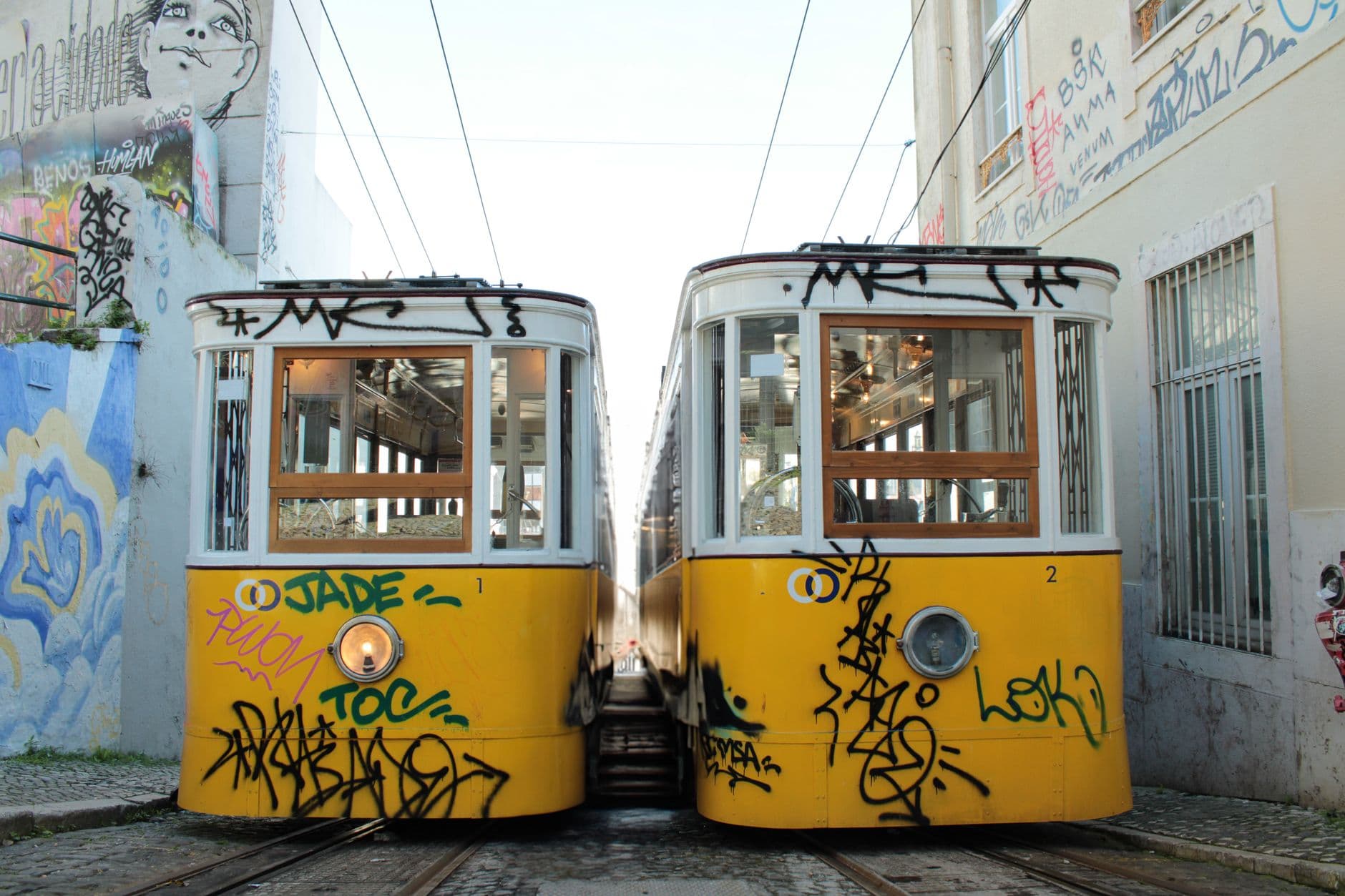 Een gele tram in een straat van Lissabon, Portugal