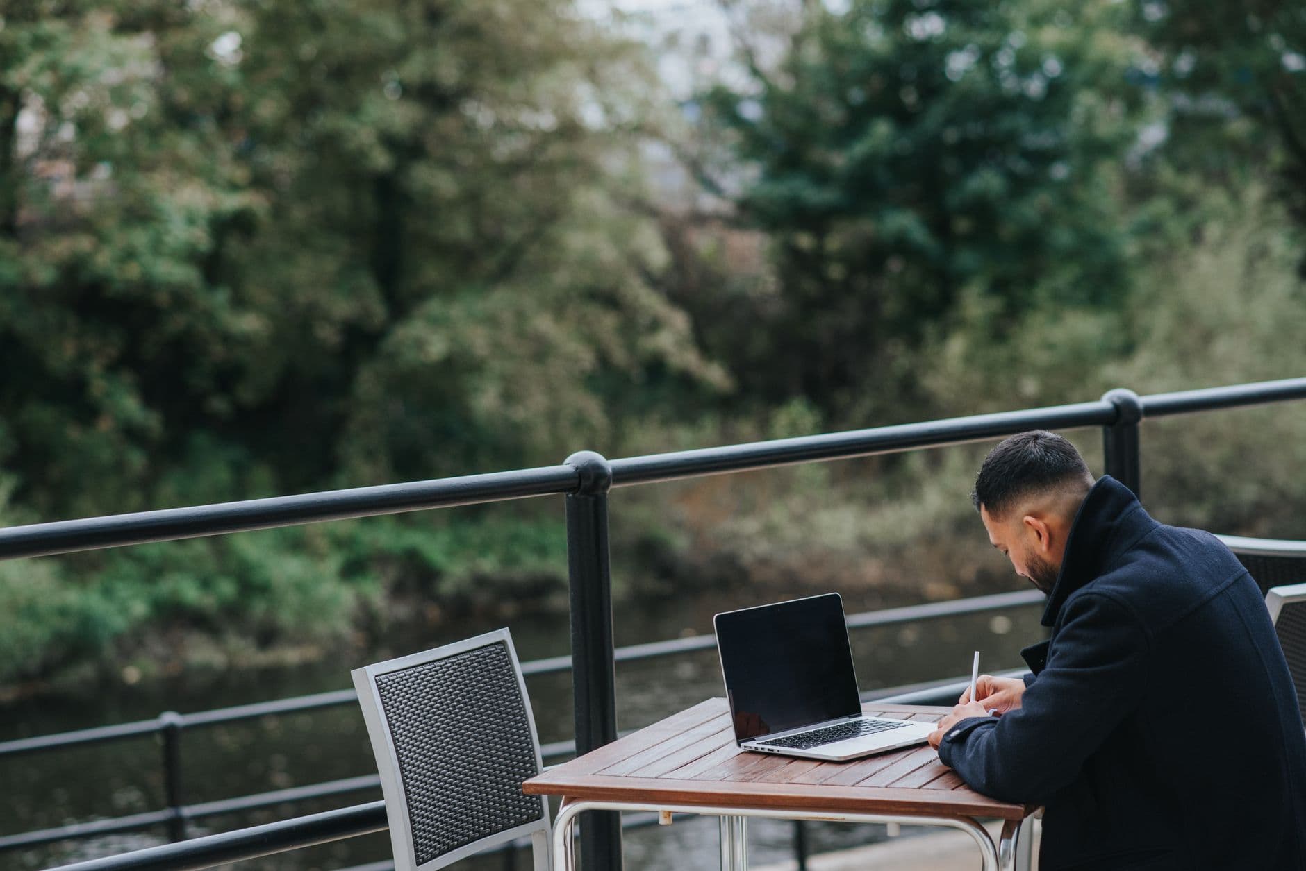 Digitale nomade werkt met laptop
