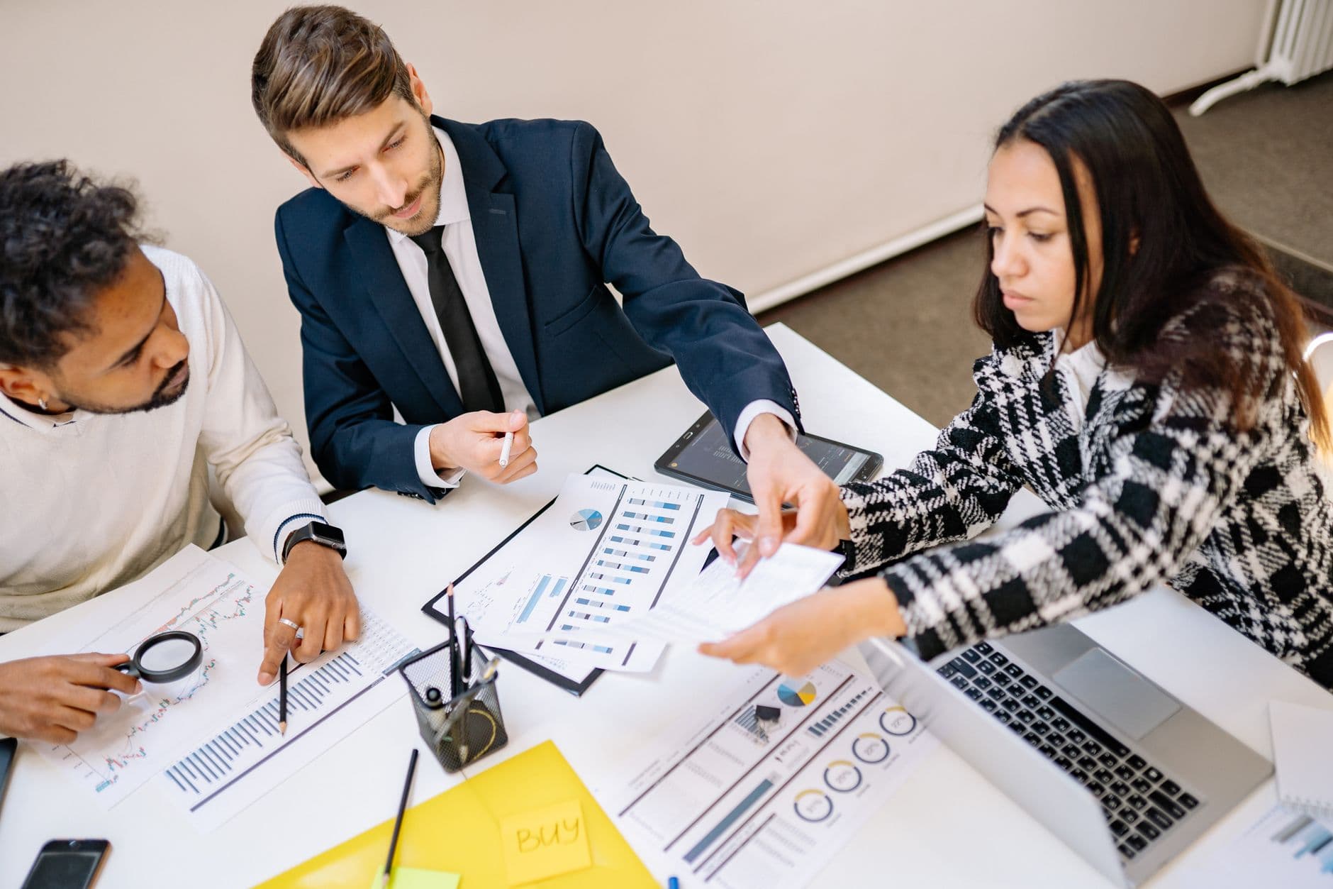 Ondernemers in overleg op kantoor